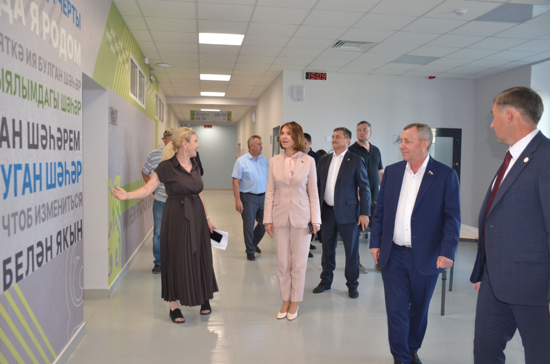 Осмотр строительства новой школы на улице Школьная